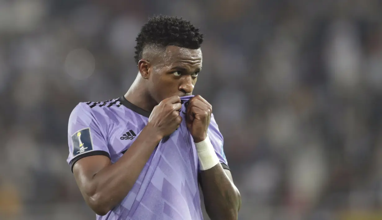 Pemain Real Madrid, Vinicius Jr melakukan selebrasi bersama rekannya setelah mencetak gol pertama timnya ke gawang Al Ahly pada laga semifinal Piala Dunia Antarklub 2022 yang berlangsung di Prince Moulay Abdellah Stadium, Rabat, Maroko, Kamis (09/02/2023) dini hari WIB. Vinicus tampil mengagumkan dengan mencetak satu gol, menyelesaikan 4 dari 11 dribelnya, tiga operan kunci, dan berperan dalam menambah kedudukan melalui tendangan penalti meski gagal dieksekusi oleh Luka Modric. (AP Photo/Manu Fernandez)