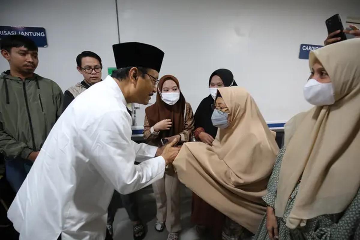 Menteri Sosial Saifullah Yusuf (Gus Ipul) menjenguk korban luka imbas unjuk rasa di Rumah Sakit Primaya, Makassar, Jumat (5/9/2025). Foto: Biro Humas Kemensos