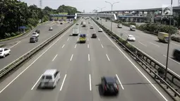 Kendaraan roda empat melintas di Tol Jagorawi, Jakarta, Jumat (6/4). Aturan ganjil genap di ruas Tol Jagorawi dilakukan setelah melihat kesuksesan kebijakan yang sama di Tol Jakarta-Cikampek untuk mengurai kemacetan. (Liputan6.com/Faizal Fanani)