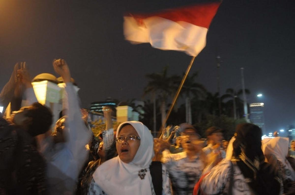Usai seharian demo, guru honorer bersorak gembira diangkat PNS