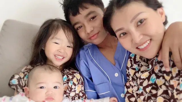[Fimela] Potret Sarwendah Pakai Daster Kembar dengan Thalia Putri Onsu