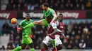  Pemain West Ham United, Michail Antonio berebut bola dengan pemain Sunderland, John O'Shea pada lanjutan Liga Inggris di Stadion Upton Park, Sabtu (27/2/2016). (Reuters / Tony O'Brien)