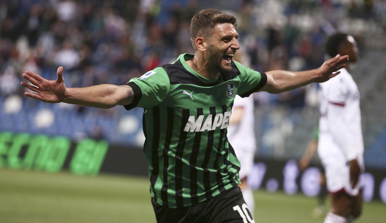 Selebrasi gelandang Sassuolo, Domenico Berardi setelah mencetak gol ke gawang Bologna pada laga Liga Italia 2022/2023 di Mapei Stadium, Reggio Emilia, Sassuolo (8/5/2023). Domenico Berardi yang resmi menjadi milik Sassuolo pada awal musim 2015/2016 setelah dua musim berstatus pinjaman dari Juventus ini total telah mencetak 9 gol dan 6 assist dari 22 laga di Liga Italia musim 2022/2023. (LaPresse via AP Photo/Gianni Santandrea)