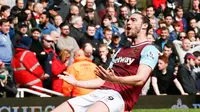 Gol akrobat indah Andy Carroll striker West Ham United menyamakan kedudukan menjadi 2-2 melawan Arsenal di Boleyn Ground, Sabtu (9/4/2016).