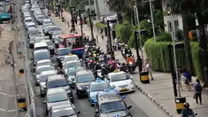 Tiga hari jelang Idul Fitri 1435 H, sejumlah kendaraan terjebak kemacetan di kawasan Bundaran HI, Jakarta, (25/7/2014). (Liputan6.com/Faizal Fanani)