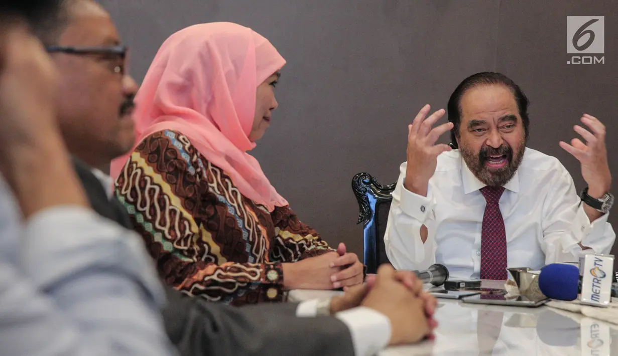 Ketum Partai Nasdem Surya Paloh (kanan) dengan Mensos Khofifah Indar Parawansa di Kantor DPP Nasdem, Jakarta, Rabu (11/10). Pertemuan ini juga membicarakan masalah koalisi antar partai pendukung Khofifah dan calon wakilnya. (Liputan6.com/Faizal Fanani)