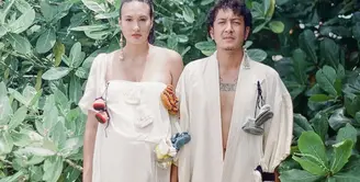 Dimas Anggara tampil dengan kasin yang dijadikan sarung. Nuansa oranye dan outer senada, memberikan kesan sederhana yang unik. [Foto: Instagram/ Dimas Anggara]