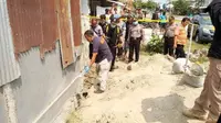 Petugas Polsek Ngadiluwih dan tim Inafis Polres Kediri ketika proses evakuasi tulang di Desa Branggahan, Kecamatan Ngadiluwih. (HABIBAH ANISA - RadarKediri.JawaPos.com)