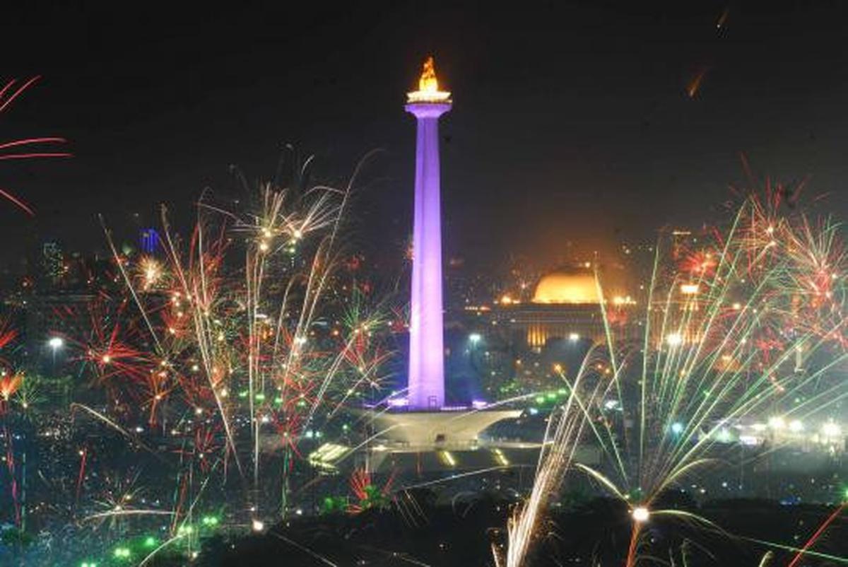 Pesta kembang api sambut tahun baru 2013 di Monas