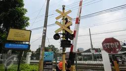 Petugas melakukan perawatan rambu perlintasan Rawa Bambu, Jakarta, Jumat (2/9). Dirjen Perkeretaapian Kemenhub mengusulkan penutupan 19 perlintasan sebidang di Jakarta yang telah dilengkapi jalan layang atau terowongan. (Liputan6.com/Helmi Fithriansyah)