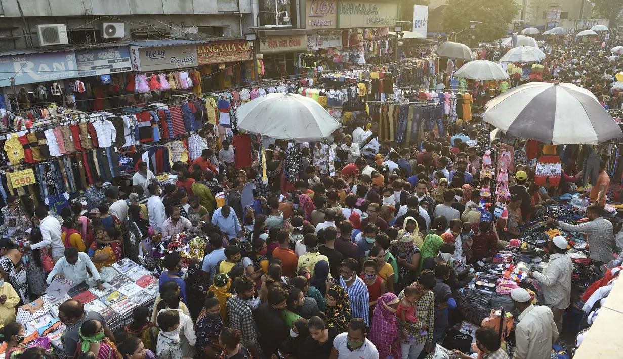 Pembeli memadati area pasar antara Teen Darwaja dan Kuil Bhadrakali menjelang Diwali, Festival Cahaya Hindu, di Ahmedabad, India, Minggu (8/11/2020). Pemerintah memperingatkan akan ada lebih dari 10 ribu kasus yang muncul setelah Festival Diwali dilakukan. (SAM PANTHAKY/AFP)