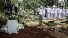 Prajurit TNI AL saat proses pemakaman almarhum Amoroso Katamsi di (TPU) Tanah Wakaf Pondok Labu, Jakarta, Selasa (17/4). Aktor senior Amoroso meninggal pada Selasa 17 April 2018 pukul 01.40 dini hari pada usia 79 tahun. (Liputan6.com/Faizal Fanani)