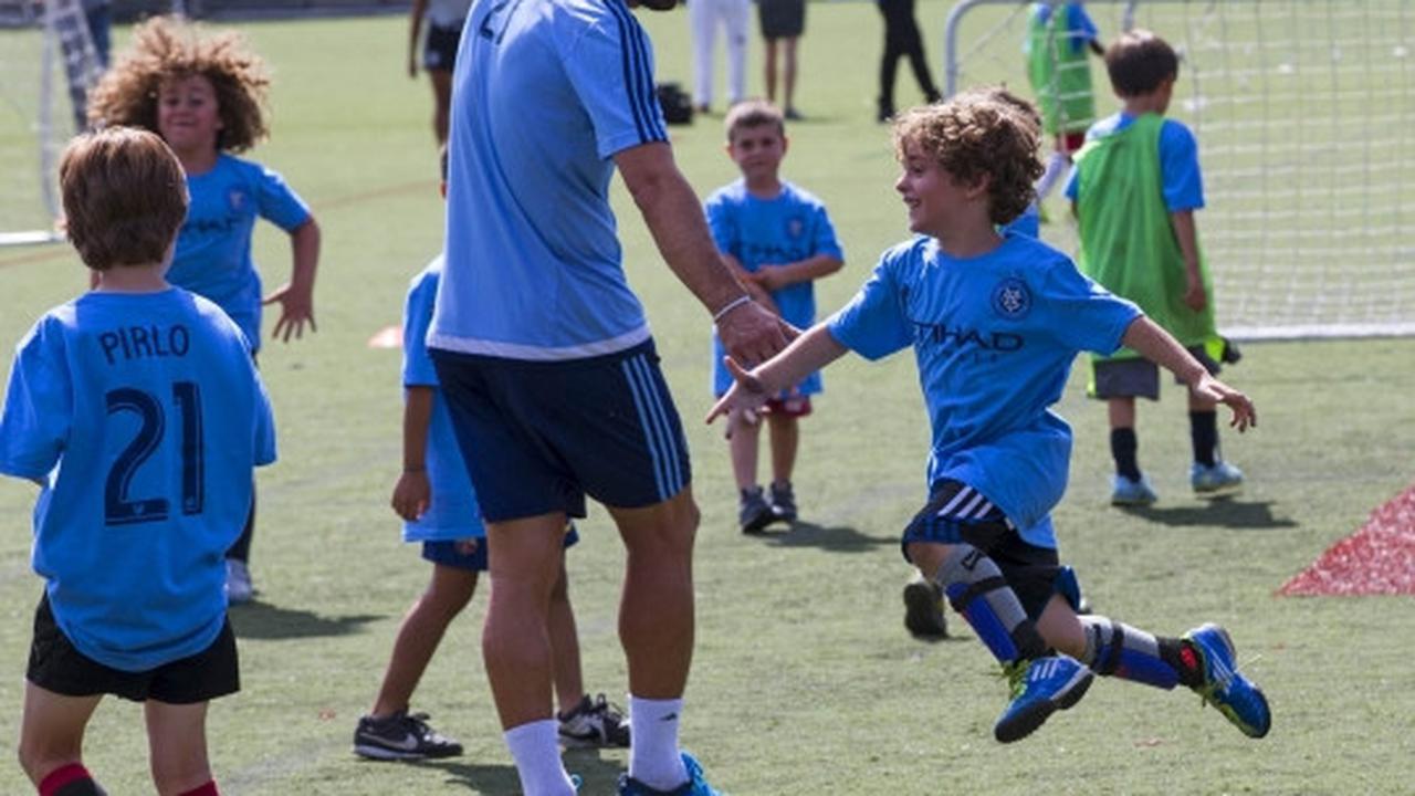 Keceriaan Pirlo bermain dengan junior New York City FC