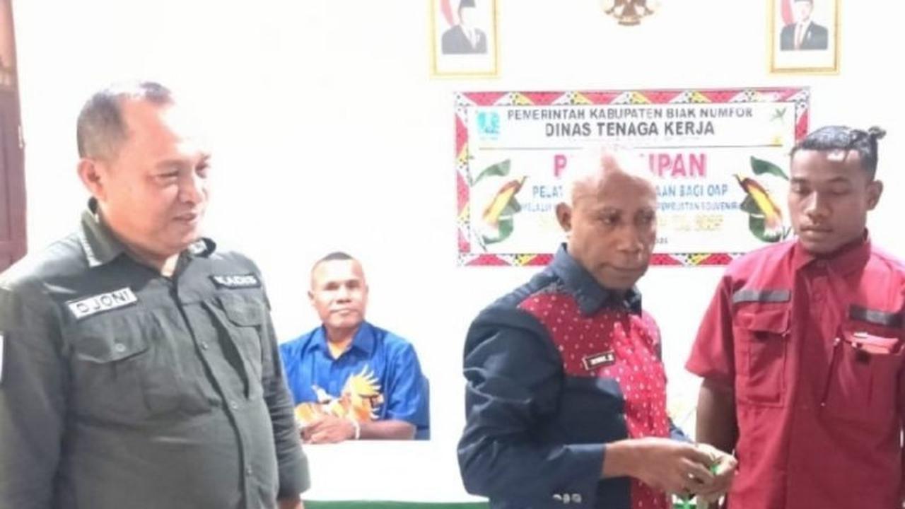 Fakta Unik: Tempurung Kelapa Jadi Cuan! Pemkab Biak Latih Warga Asli Papua Bikin Kerajinan Suvenir Papua