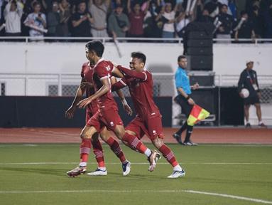Pemian Timnas Indonesia merayakan gol yang dicetak gelandang Marselino Ferdinan ke gawang Filipina dalam laga grup A Piala AFF 2022 di Stadion Rizal Memorial, Manila, Filipina, Senin (2/1/2023). Indonesia menang tipis atas Filipina dengan skor 2-1 dan lolos ke semifinal dengan status runner up menemani Thailand sebagai juara grup A. (Foto: Dok PSSI)