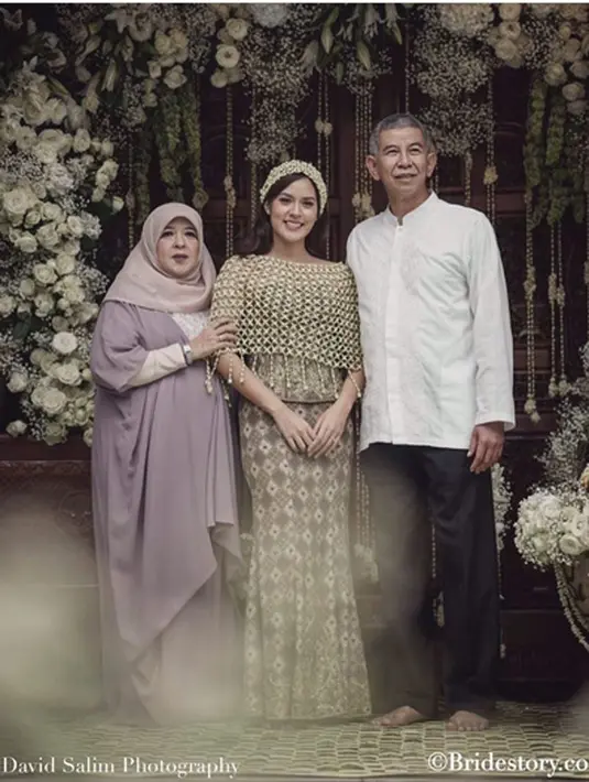 Pada Selasa, (29/8) lima hari jelang hari pernikahannya, Raisa kembali menggelar serangkaian acara jelang nikah. Ia menggelar acara pengajian, minta izin orangtua hingga acara siraman. (Instagram/thebridestory)