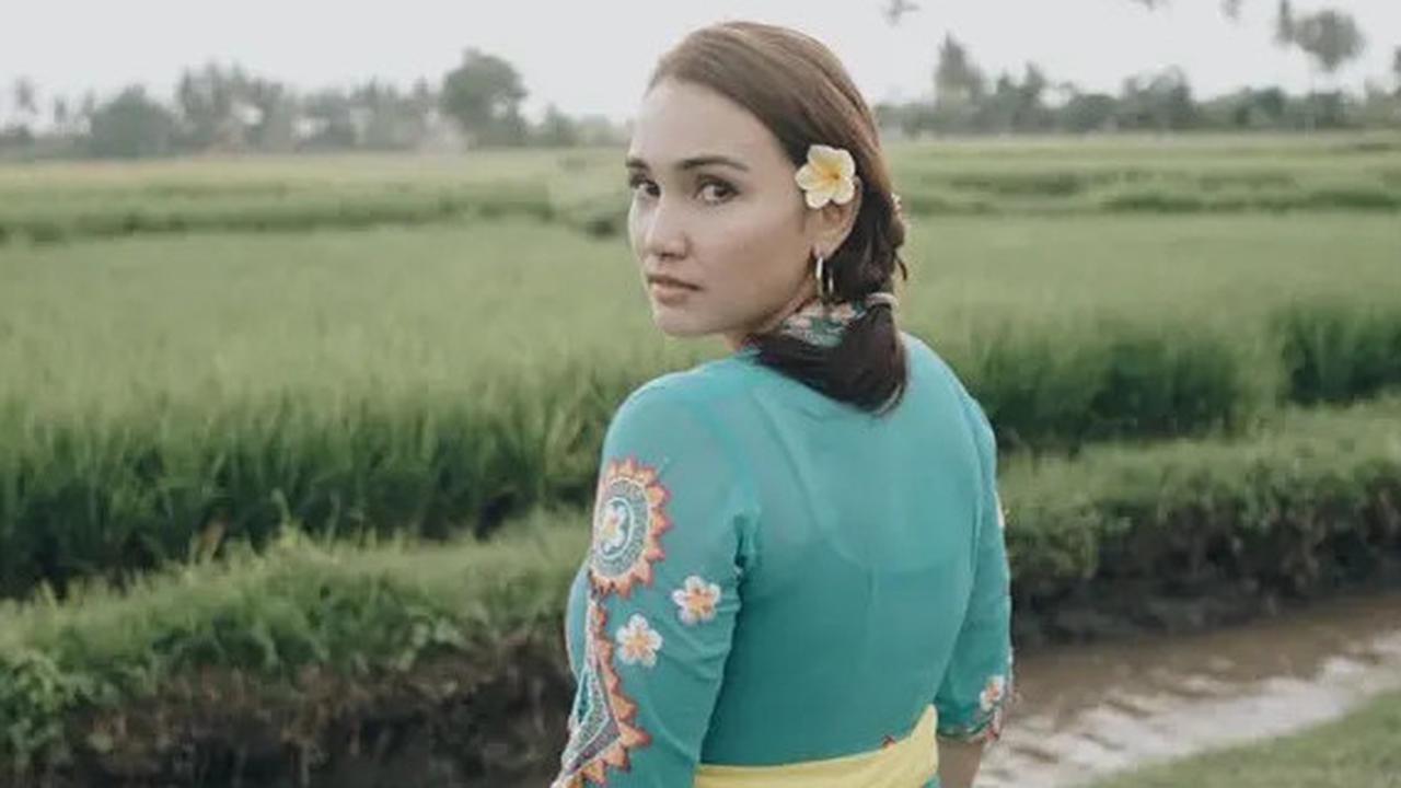 6 Potret Cantik Awet Muda Feby Febiola, Pesona Anggun Tak Pernah Pudar Meski Usianya Kini 46 Tahun