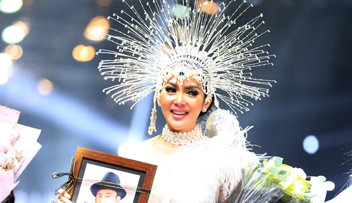 Penyanyi yang selalu tampil beda, Syahrini menjadi salah satu artis yang hadir  dalam pagelaran adi busana tunggal yang digelar di The Ritz-Carlton Hotel Pacific Place, Jakarta, Rabu (13/12/2017). (Deki Prayoga/Bintang.com)