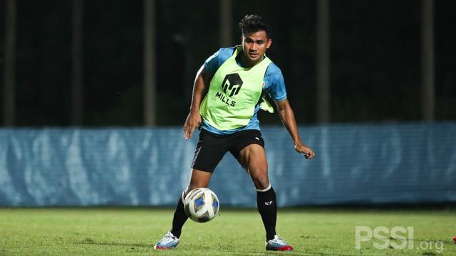 Asnawi Mangkualam tengah berlatih bersama Timnas Indonesia di Thailand.