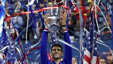 Petenis Serbia, Novak Djokovic, menjuarai turnamen Tenis AS Terbuka 2015 setelah mengalahkan Roger Federer di final. Senin (14/9/2015) pagi WIB. (Reuters/Mike Segar)