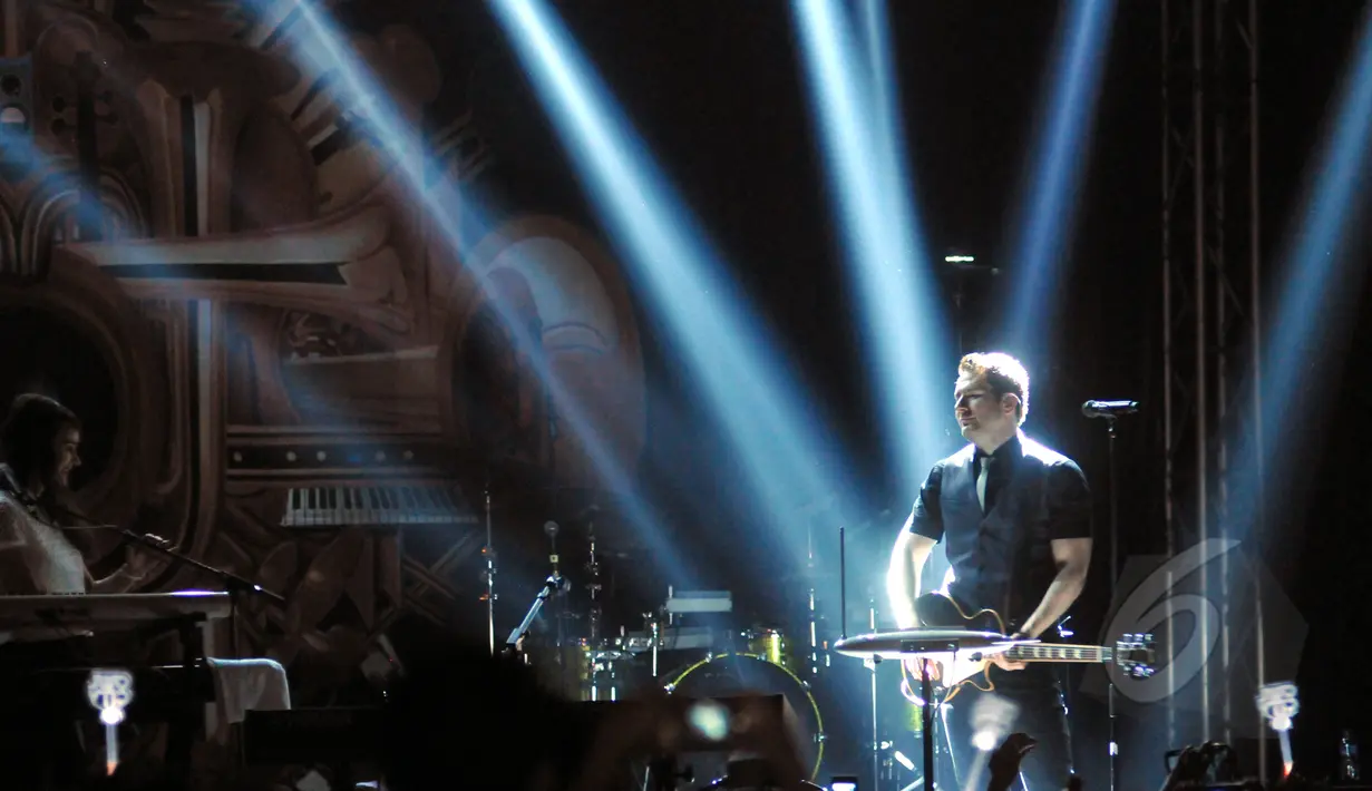 Penggagas Owl City, Adam Young dan kawan-kawan menutup penampilannya dengan "Good Time" dalam konser bertajuk 'Owl City Indonesian Tour 2015', di Rolling Stone Cafe, Jakarta, Senin (11/5/2015). (Liputan6.com/Panji Diksana) 