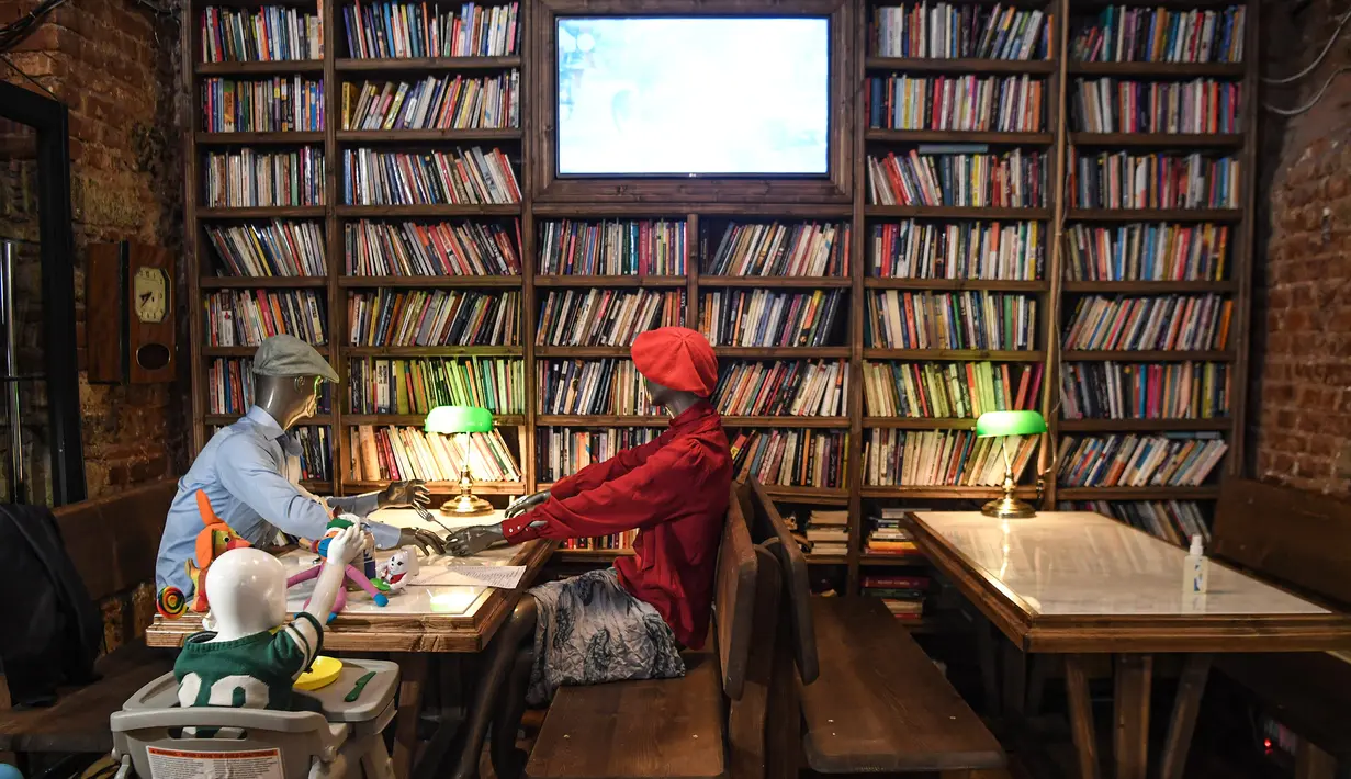 Manekin, ditempatkan di beberapa meja untuk menjaga aturan sosial di restoran dan kafe di Istanbul (1/6/2020). Banyak fasilitas lain termasuk taman, pantai, perpustakaan, dan museum juga dibuka kembali di seluruh negeri, sementara jutaan pegawai sektor publik kembali bekerja. (AFP Photo/Ozan Kose)