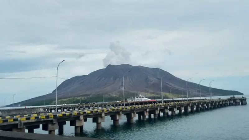 Kondisi Gunung Ruang di Kabupaten Kepulauan Sitaro, Sulut, Jumat (19/4/2024), sekitar pukul 14.00 Wita, beberapa jam sebelum erupsi kembali terjadi pada pukul 15.06 Wita.