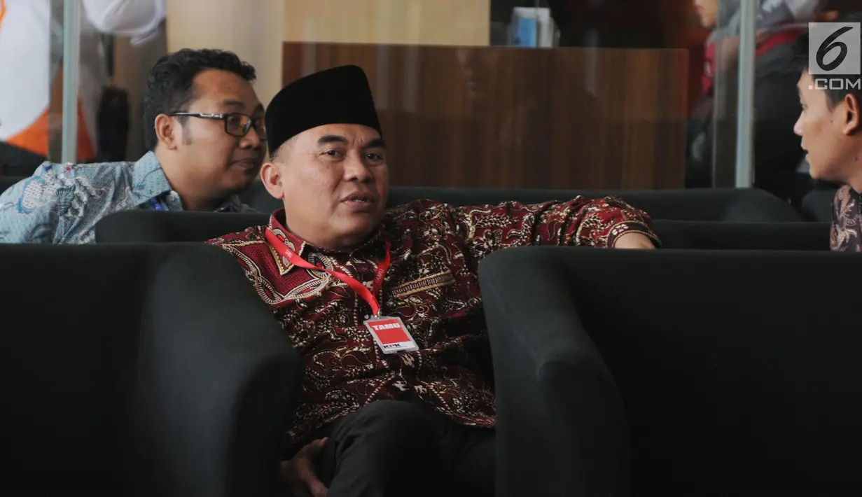 Bupati Jepara Ahmad Marzuqi menunggu panggilan penyidik saat akan menjalani pemeriksaan di Gedung KPK, Jakarta, Senin (13/5/2019). Marzuqi diperiksa sebagai tersangka terkait suap dalam putusan atas praperadilan dugaan korupsi penggunaan dana bantuan parpol di PN Semarang. (merdeka.com/Dwi Narwoko)