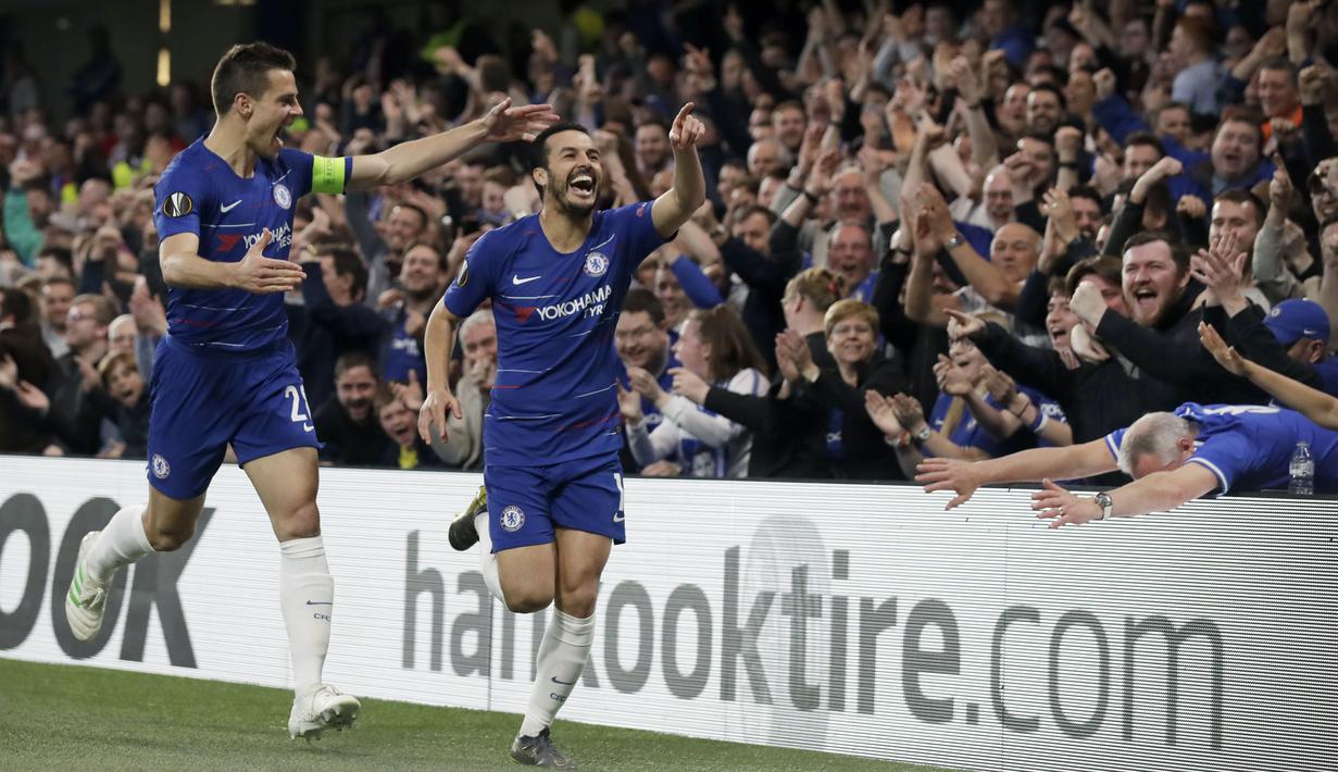 Gelandang Chelsea, Pedro, melakukan selebrasi usai membobol gawang Slavia Praha pada laga leg kedua perempat final Liga Europa di Stadion Stamford Bridge, Kamis (18/4/2019). Chelsea menang 4-3 atas Slavia Praha. (AP/Matt Dunham)