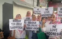 VIDEO: Emosi Emak-Emak Praperadilan Tom Lembong Ditolak: Tangkap Jokowi, Lihat ini Prabowo!
