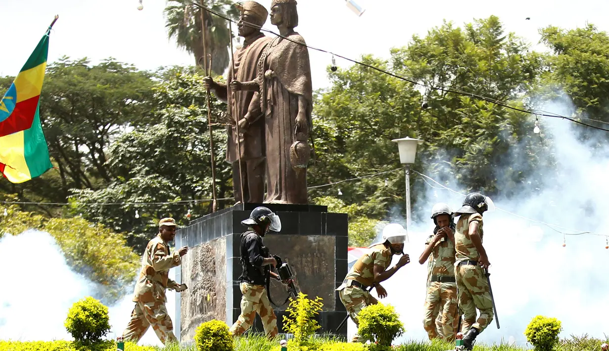 Polisi mengaku melepaskan gas air mata karena massa sudah mulai anarkis di kota Bishoftu, Ethiopia, Ahad (02/10). Pemerintah Ethiopia menyatakan 52 orang tewas dan banyak lainnya terluka. (REUTERS/Tiksa Negeri) 