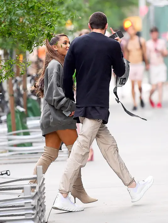 Lalu, Pete kembali mengunggah satu foto Ariana dengan tulisan "satu lagu untuk sang ratu. Kata-kata tak bisa mengekspresikan seberapa berharganya orang ini," tulisnya. (splashnews.com/HollywoodLife)