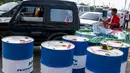 Sejumlah kendaraan mengantre mengisi bahan bakar minyak (BBM) kendaraan di kios Pertamina tol fungsional (tol darurat) Brebes Timur-Gringsing, Tegal, Jawa Tengah, Jumat (30/6). (Liputan6.com/Faizal Fanani)