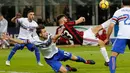 Pemain AC Milan, Patrick Cutrone melakukan tendangan dengan kawalan pemain Sampdoria, Marco Gianna dalam lanjutan pertandingan Serie A di San Siro, Minggu (18/2). AC Milan menundukkan tamunya Sampdoria dengan skor tipis 1-0. (AP/Antonio Calanni)