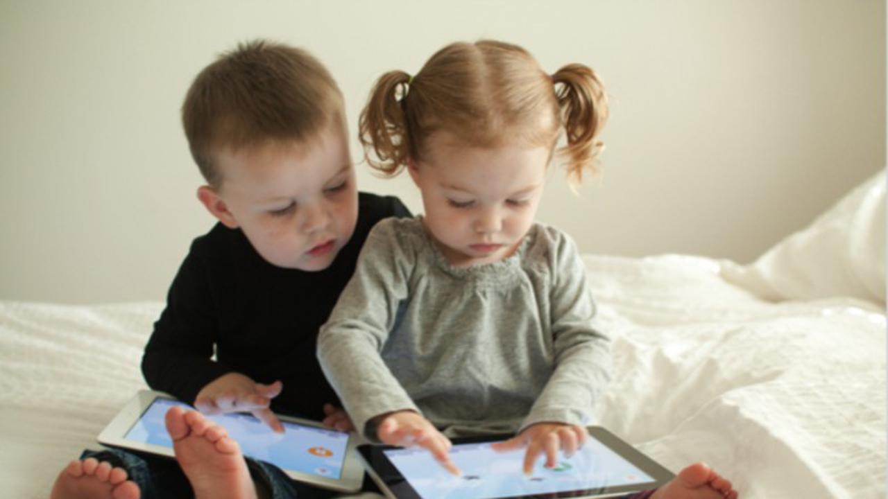 Ilustrasi anak main gawai. Foto: gabworthy