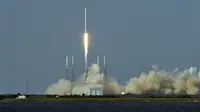 Roket Raksasa Falcon 9 yang Membawa Tiga Wahana Antarika Canggih, Salah Satunya Milik Indonesia (AFP Photo)