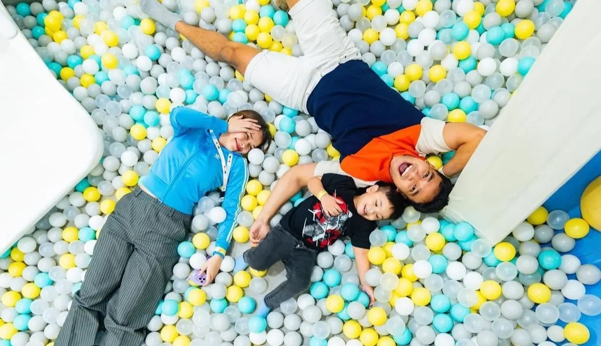 Tak malu, justru Rebecca Kopper terlihat sangat menyayangi Gala Sky [instagram/rklopper]