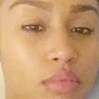 Jika banyak orang memiliki paras seperti selebriti, cewek ini malah bayangannya yang mirip Rihanna. (Via: mirro.co.uk)