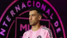 Sergio Busquets mengumumkan akan pensiun melalui video unggahannya di akun sosial media pribadinya pada Jumat (26/09/2025). (AFP/Megan Briggs)