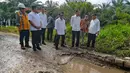 Kondisi jalan yang ditinjau Jokowi terlihat memang mengalami kerusakan parah. Mulai dari, jalan yang mengalami pengelupasan aspal hingga lubang berukuran besar serta kecil. (FOTO: Dok. Agus Suparto/Biro Pers Kepresidenan)
