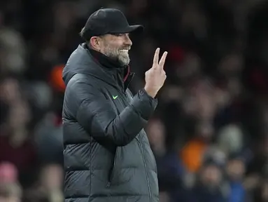 Pelatih Liverpool, Jurgen Klopp, menunjukkan gestur angka dua saat pertandingan putaran ketiga FA Cup 2023/2024 antara Arsenal melawan Liverpool yang berlangsung di Emirates Stadium, Minggu (7/1/2024) malam WIB. (AP Photo/Kirsty Wigglesworth)