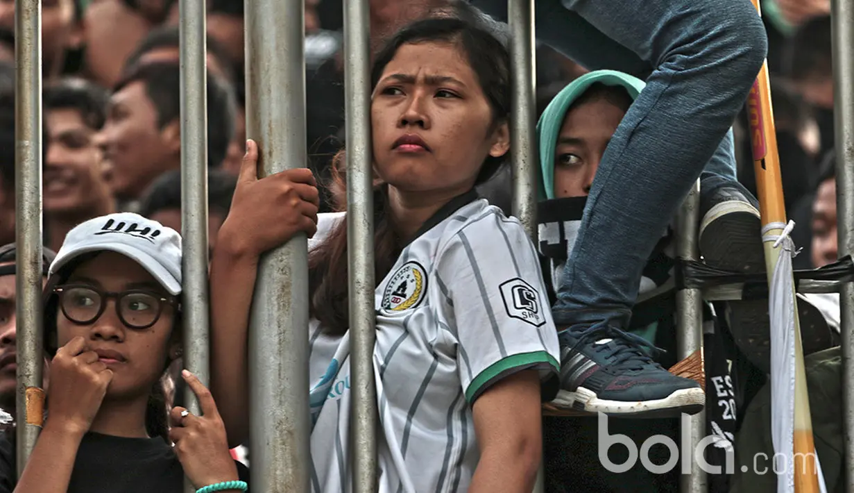 Ladies Brigata Curva Sud berhimpitan menyaksikan laga PSS Sleman melawan Persipura pada pembukaan Piala Presiden 2017 di Stadion Maguwoharjo, Sleman (4/2/2017). (Foto/Nicklas Hanoatubun)