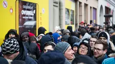Sejumlah calon pembeli mengantre untuk mendapatkan sepatu Adidas/BVG (Berlin Transport) di luar toko Overkill di Berlin, Jerman, Selasa (16/1). Sepatu tersebut dijual dengan harga 180 Euro atau sekitar Rp 2,95 juta. (AFP PHOTO / Odd ANDERSEN)