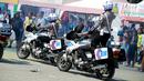 Atraksi anggota Satlantas Polda Gorontalo menggunakan motor gede selama Road Safety Festiva Millenial Gorontalo di Lapangan Taruna Remaja Kota Gorontalo, Minggu (10/2). (Liputan6.com/Rahmad Arfandi Ibrahim)