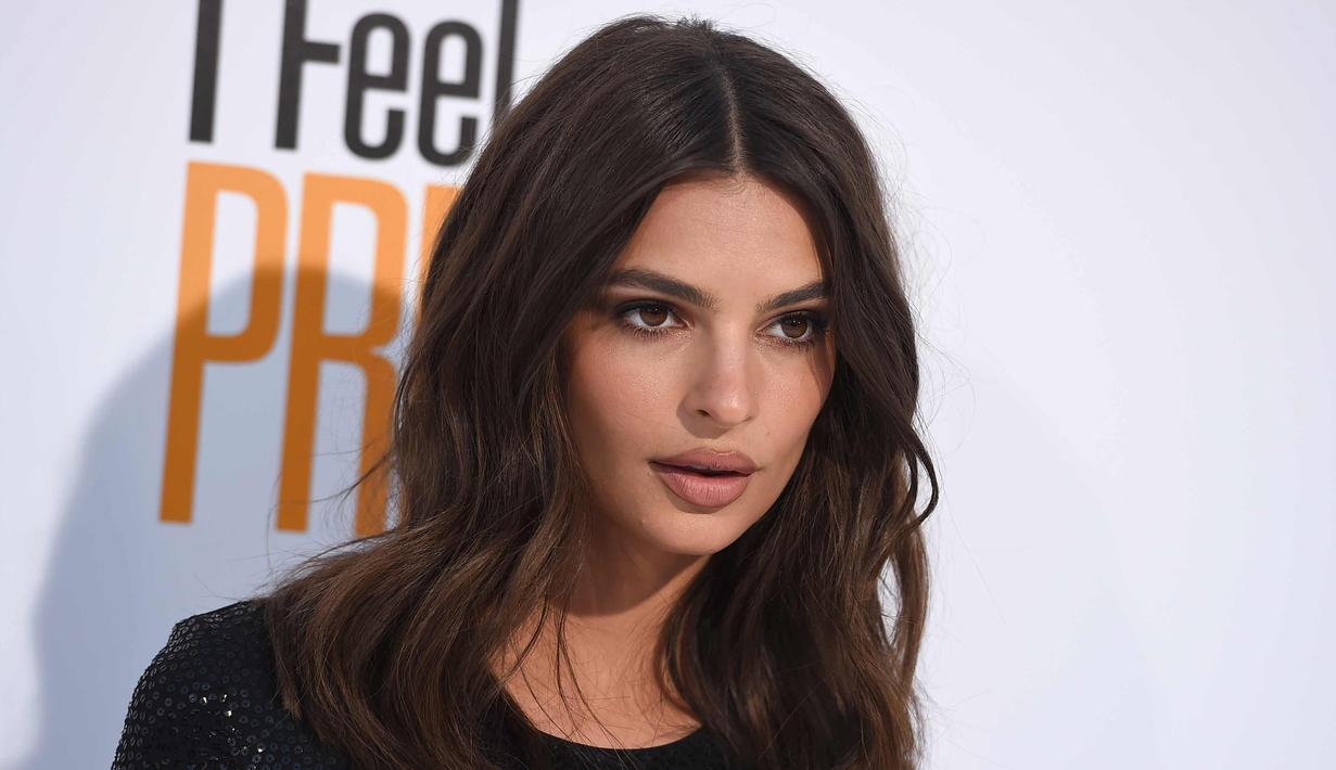<p>Model Emily Ratajkowski berpose saat tiba menghadiri pemutaran perdana STX Films "I Feel Pretty" di Westwood Village Theatre, California (17/4). Ratajkowski tampil cantik dengan gaun hitam yang memperlihatkan perut seksinya. (AP Photo/Jordan Strauss)</p>