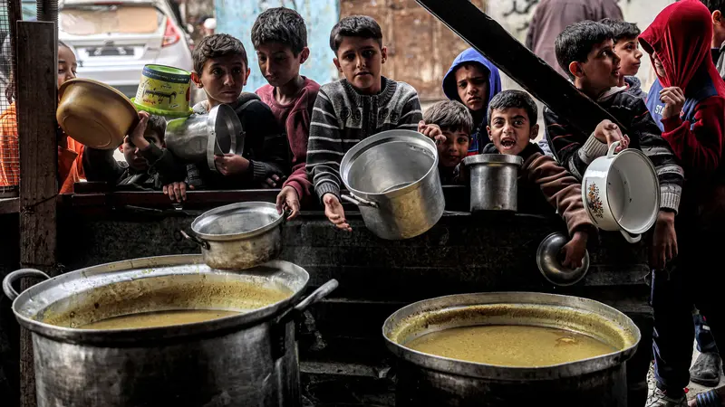 Potret Anak-anak dan Pengungsi Palestina Rela Antre untuk Dapatkan Makanan Berbuka Puasa