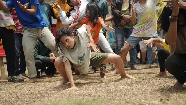 Maudy Ayunda sebagai Laksmi dalam film Para Perasuk. (Foto: Dok. Rekata Studio)