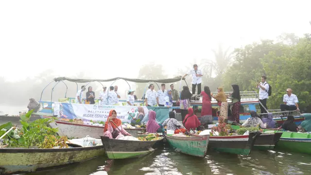 Direktur Utama BPJS Kesehatan, Prof Ali Ghufron Mukti Memastikan Pedagang Pasar Terapung Lok Baintan yang Tergabung di JKN Dapat Layanan Optimal di Fasilitas Kesehatan (Foto: Istimewa)