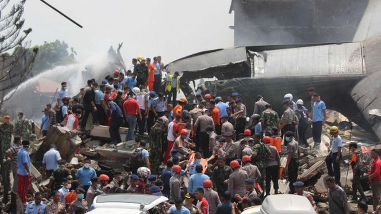 Proses evakuasi korban Hercules A-1310 yang jatuh di Medan