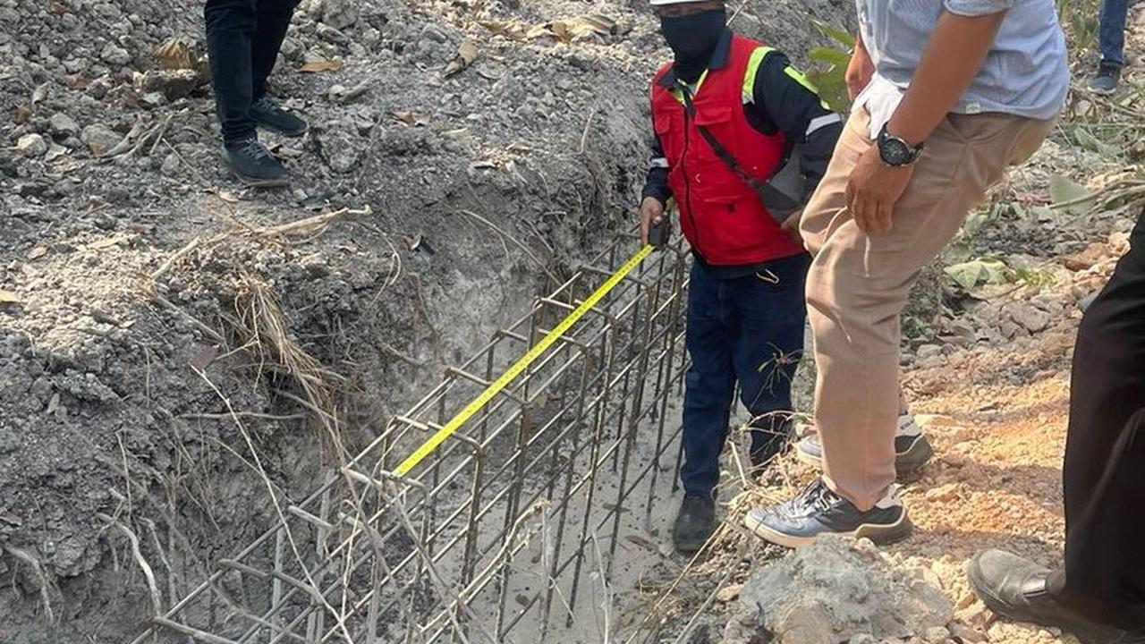 Dari kelima proyek jalan baru ini, ada beberapa hal yang menurutnya tidak sesuai dengan yang disampaikan konsultan pengawas dan pelaksana. Ia lalu mencontohkan soal temuan yang leveling beskosnya memiliki ketebalan 15 sentimeter.